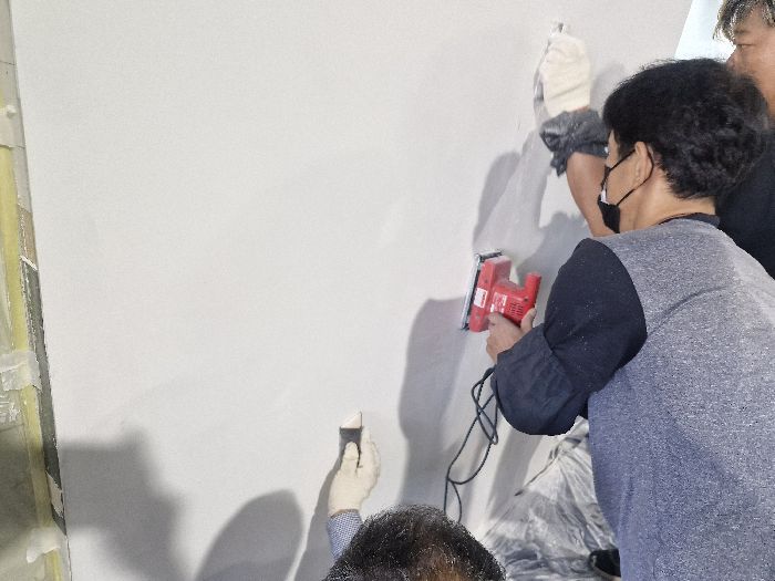 석고도드면 샌딩작업